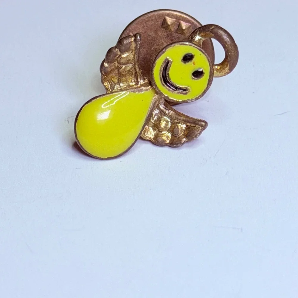 Vintage‎ Yellow Smiley Face Angel Enamel Pin Gold Tone Retro 90s Lapel Hat Pin